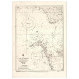 Può includere: Carta nautica d'epoca di Puerto de Cadiz e dei suoi approcci, con dettagliate linee costiere, scandagli e ausili per la navigazione. La carta in bianco e nero presenta un'intricata linea di lavoro, rose dei venti ed etichette di testo.