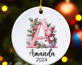 Adorno con nombre personalizado, Adorno de muñeco de nieve rosa personalizado, Adorno con nombre y letra, Adorno con inicial personalizado, Adorno con nombre personalizado.