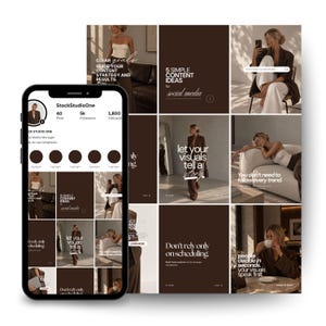 Könnte beinhalten: Ein Smartphone, das ein Social-Media-Profil für StockStudioOne mit einem Raster aus dunkelbraunen und weißen ästhetischen Beiträgen anzeigt. Der Bildschirm zeigt Profilstatistiken, kreisförmige Highlight-Symbole und Bilder einer Person.