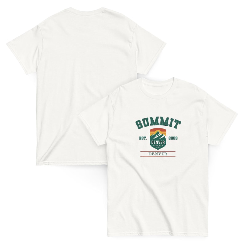 K&ouml;nnte beinhalten: Zwei wei&szlig;e T-Shirts. Eines zeigt den Text "SUMMIT DENVER 8089" in Gr&uuml;n, Orange und Braun. Das andere T-Shirt ist schlicht wei&szlig;. Die Shirts sind aus einem weichen, bequemen Material.