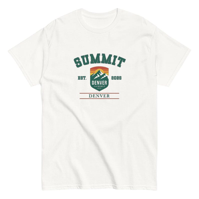 K&ouml;nnte beinhalten: Wei&szlig;es T-Shirt mit einem gr&uuml;nen, orangefarbenen und blauen Aufdruck. Der Aufdruck zeigt das Wort "SUMMIT" &uuml;ber einer Berglandschaft und "DENVER" darunter. Der Text "EST. 8088" und "DENVER" sind ebenfalls enthalten.
