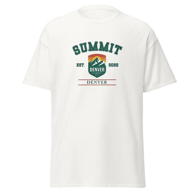 K&ouml;nnte beinhalten: Wei&szlig;es T-Shirt mit einem gr&uuml;nen, orangefarbenen und braunen Aufdruck. Der Aufdruck enth&auml;lt das Wort "SUMMIT" &uuml;ber einem Berg und das Wort "DENVER" darunter. Das Shirt hat auch den Text "EST. 8088".