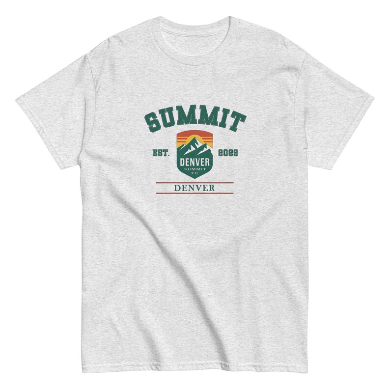 K&ouml;nnte beinhalten: Hellgraues T-Shirt mit einem Bergmotiv. Die Grafik enth&auml;lt das Wort "SUMMIT" in Gr&uuml;n, den Text "DENVER" und "8088" sowie ein Berg- und Sonnenuntergangsdesign. Das T-Shirt besteht aus einem weichen Material.