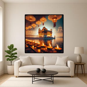 Könnte beinhalten: Gerahmter Kunstdruck eines goldenen Tempels, der sich im Wasser spiegelt, mit brennenden Kerzen und hängenden Laternen. Das Kunstwerk verwendet warme Gold-, Orange- und Gelbtöne und schafft eine ruhige Atmosphäre. Das Bild ist im Querformat.