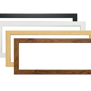 Puede incluir: Marcos de fotos rectangulares en negro, blanco, madera clara y madera oscura. Los marcos están vacíos, con un interior blanco. Los marcos están apilados, ligeramente desplazados.