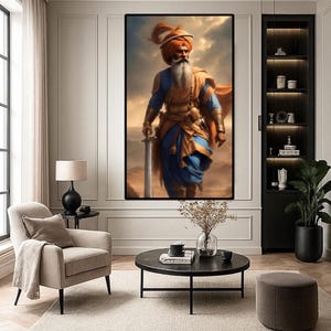 Könnte beinhalten: Großformatige gerahmte Kunstwerk, das einen Sikh-Krieger in traditioneller Kleidung mit einem Schwert zeigt. Die Figur ist vor einer Wüstenlandschaft mit bewölktem Himmel platziert. Das Kunstwerk wird in einem modernen Wohnzimmer mit neutralen Tönen und zeitgenössischen Möbeln ausgestellt.