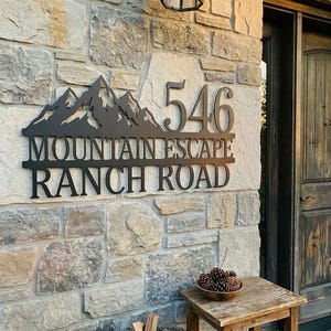 Peut inclure: Un mug en céramique blanc avec une anse noire et le texte "But First, Coffee" en gras noir. Le mug mesure probablement 325 ml, parfait pour une boisson matinale.