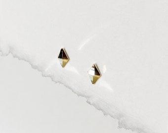 solid gold studs earrings, facetted gold earrings