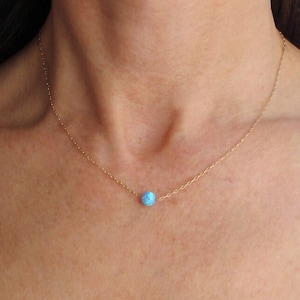 collier d'opale, collier d'opale bleu brillant, collier en or, collier d'opale ronde, opale solitaire, cadeau de demoiselle d'honneur, pierre de naissance d'octobre