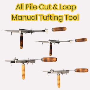 Può includere: Diversi strumenti manuali per la tufatura con manici in legno sono mostrati su uno sfondo bianco. Gli strumenti sono in metallo e hanno una lama a un'estremità. Il testo "All Pile Cut & Loop Manual Tufting Tool" è in giallo e verde.