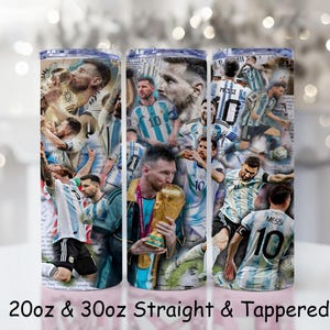 Puede incluir: Tres vasos de acero inoxidable con un collage de imágenes de un jugador de fútbol con la camiseta argentina. Los vasos tienen un fondo blanco con el texto "20oz & 30oz Straight & Tappered".