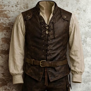 Peut inclure: Un gilet en cuir marron foncé doté d'un laçage frontal avec des œillets métalliques, d'un col montant et d'épaulettes. Le gilet est porté sur une chemise beige à manches longues et comprend une ceinture en cuir marron assortie à boucle.