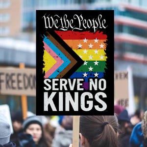 Pu&ograve; includere: Un cartello nero con le parole "We the People SERVE NO KINGS" in bianco. Il cartello presenta un design a bandiera arcobaleno con stelle bianche e una bandiera del progresso. Il cartello &egrave; tenuto in mano in mezzo alla folla.
