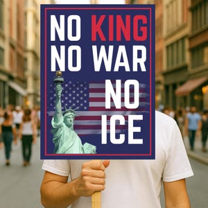 Pu&ograve; includere: Una persona tiene in mano un cartello con la scritta "NO KING, NO WAR, NO ICE" in lettere bianche e rosse su sfondo blu navy. Il cartello presenta la Statua della Libert&agrave; e una bandiera americana.