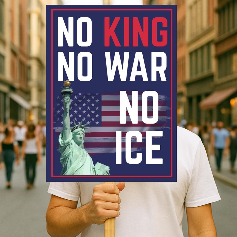 Pu&ograve; includere: Una persona tiene in mano un cartello con la scritta "NO KING, NO WAR, NO ICE" in lettere bianche e rosse su sfondo blu navy. Il cartello presenta la Statua della Libert&agrave; e una bandiera americana.