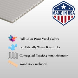Pu&ograve; includere: Materiale plastico ondulato bianco con il testo "Full Color Print-Vivid Colors", "Eco Friendly Water Based Inks", "Corrugated Plastic(4 mm. thickness)" e "Wood stick included". L'immagine include anche un logo "MADE IN USA".