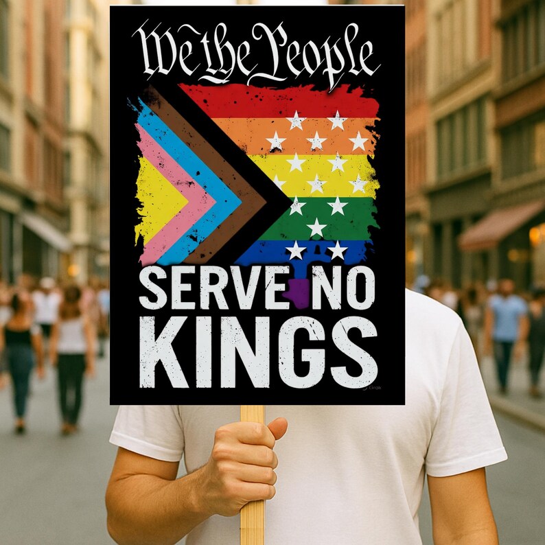 Pu&ograve; includere: Un cartello nero con le parole "We the People" e "Serve No Kings" in bianco. Il cartello presenta un disegno a bandiera che incorpora i colori dell'arcobaleno, transgender e bandiere americane. Il cartello &egrave; tenuto da una persona con una camicia bianca.