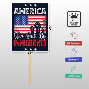 Pu&ograve; includere: Un cartello rettangolare con la scritta "AMERICA Was Built By IMMIGRANTS" in bianco e rosso. Il cartello presenta la bandiera americana e pugni alzati. Il cartello &egrave; largo 45,7 cm e alto 61 cm, con un manico di legno.