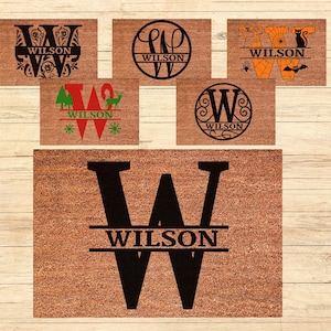 Può includere: Una collezione di zerbini con il nome "Wilson" visualizzato in vari design. I tappeti sono realizzati in un materiale di fibra naturale e presentano scritte nere. I design includono una grande "W" con il nome, un design circolare e temi stagionali.