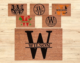 Può includere: Una collezione di zerbini con il nome "Wilson" visualizzato in vari design. I tappeti sono realizzati in un materiale di fibra naturale e presentano scritte nere. I design includono una grande "W" con il nome, un design circolare e temi stagionali.