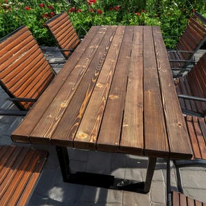 手作りの素朴な屋外ガーデン木製テーブル - 耐候性のある無垢材パティオダイニングテーブル