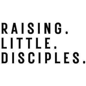 Könnte beinhalten: Schwarzer Text auf weißem Hintergrund: "RAISING. LITTLE. DISCIPLES." Die Wörter sind in einer fetten, serifenlosen Schriftart vertikal gestapelt. Das Bild ist schlicht und sauber.