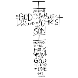 Puede incluir: Un diseño en forma de cruz en blanco y negro con las palabras: "Creo en Dios Padre, creo en Cristo Hijo, creo en el Espíritu Santo, Nuestro Dios es uno en tres." El texto es manuscrito.