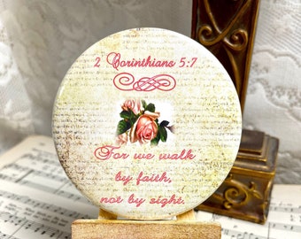Imán de 2 Corintios 5:7, Camina por fe, Rosas rosadas, Regalo de las Escrituras cristianas