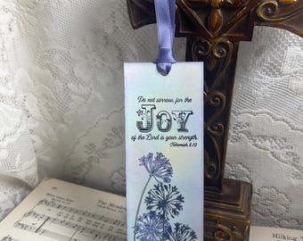 Regalo para amantes de los libros, regalo para lectores, marcapáginas con versículo bíblico, No os entristezcáis, Nehemías 8:10, marcapáginas bíblico pintado a mano, pieza única.