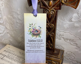 Marcapáginas bíblico, Pero el fruto del Espíritu es amor, gozo, paz, Marcapáginas con versículo bíblico, Gálatas 5:22-23, Marcapáginas religioso, Arte con versículos bíblicos