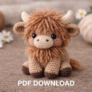 Puede incluir: Un peluche de vaca de las Tierras Altas tejido a ganchillo, con una melena marrón peluda, pequeños cuernos y un hocico marrón claro. La vaca tiene ojos oscuros y está sentada. El texto "PDF DOWNLOAD" está en la parte inferior.
