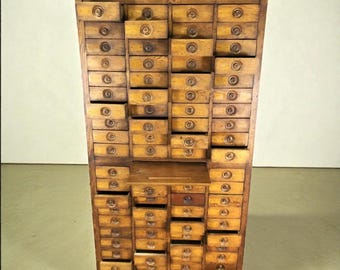 Mobiletto in legno vintage per tipografie industriali con 80 cassetti e schedario Amberg's Imperial.