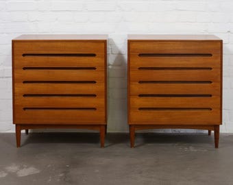 Par de cómodas altas de teca de estilo vintage de mediados de siglo con tiradores esculpidos.