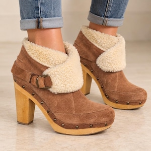 Nine West Y2K Brown Suede Clog Boots Sz 8.5 Faux Fur Cuff Buckle Wood Heel