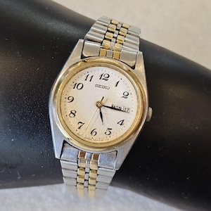 Vintage Seiko Womens Two Tone Silver Gold Day Date Wristwatch Needs Battery