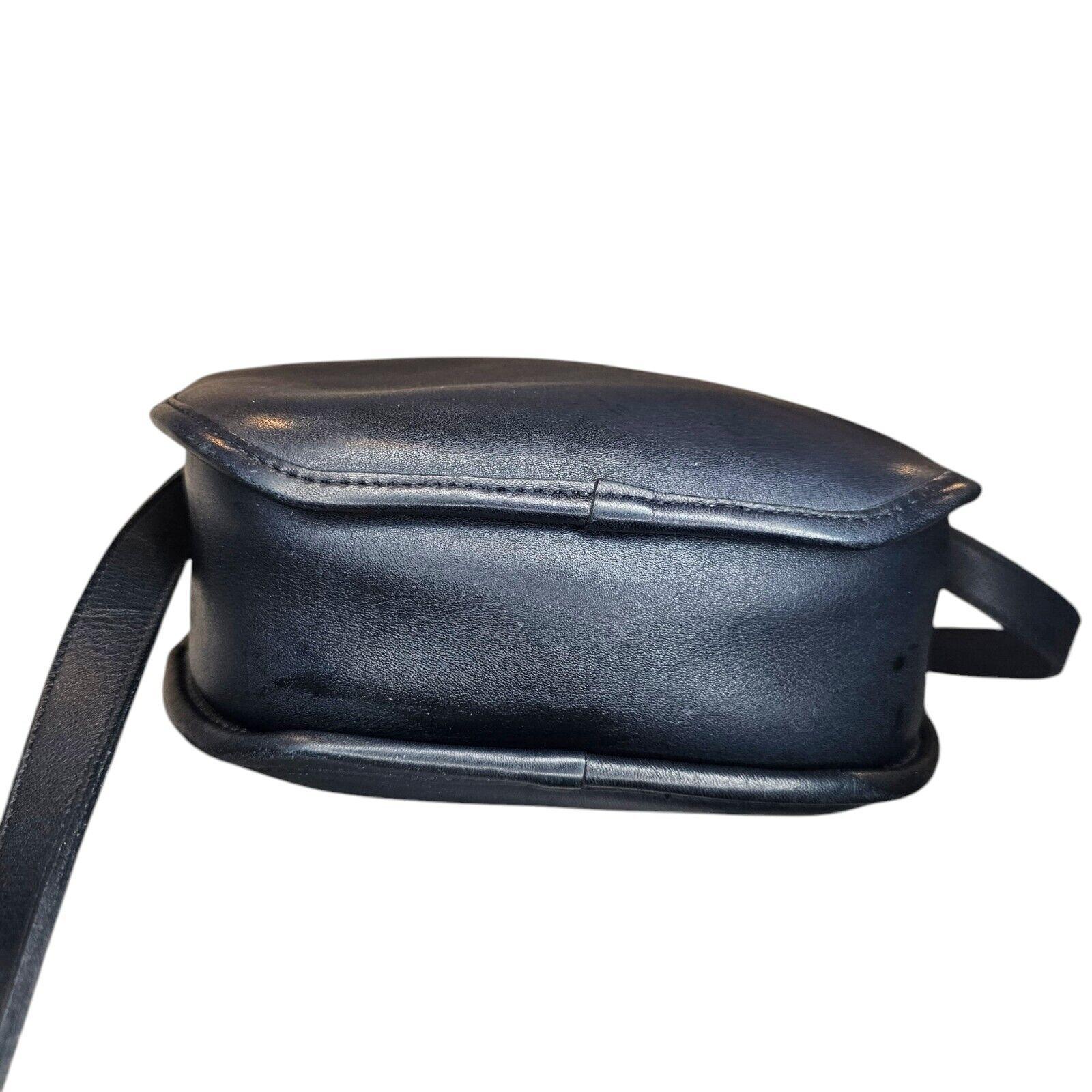 Vintage COACH 1980s Chester Canteen Crossbody Bag 9901 Navy Blue 