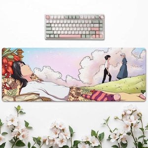 Peut inclure: Tapis de bureau rectangulaire avec une illustration de style anime et un clavier au-dessus. Le tapis représente une personne allongée, avec un fond de ciel pastel et deux personnages marchant sur une colline. Le clavier a des touches blanches, roses et vertes.