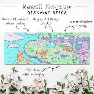 Puede incluir: Una alfombrilla de escritorio rectangular con un mapa ilustrado colorido titulado Kawaii Kingdom. El dise&ntilde;o incluye una base de caucho natural de 4 mm de grosor, revestimiento resistente al agua y bordes cosidos sin costuras. El mapa muestra Mallow Marsh, Sleepybara Guardian y Mellow Mountains.