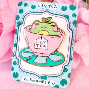 Leliethee harde emaille XL pin | Kawaii-kikkerspeld