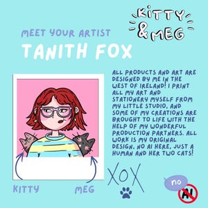 Puede incluir: Un gr&aacute;fico informativo azul claro titulado Kitty & Meg que presenta a la artista Tanith Fox. Incluye una ilustraci&oacute;n cuadrada de una persona con cabello rojo y gafas flanqueada por dos gatos, junto con texto que detalla el estudio de la artista.