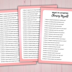 Op de afbeelding: Drie roze kaarten met tekst, waaronder "What If I Started Choosing Myself". De kaarten bevatten lijsten met vragen over zelfzorg en persoonlijke groei, die aanzetten tot reflectie over levenskeuzes en welzijn.