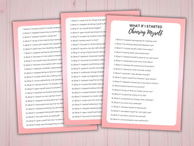 Op de afbeelding: Drie roze kaarten met tekst, waaronder "What If I Started Choosing Myself". De kaarten bevatten lijsten met vragen over zelfzorg en persoonlijke groei, die aanzetten tot reflectie over levenskeuzes en welzijn.