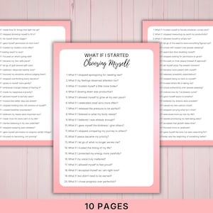 Op de afbeelding: Drie roze omlijste pagina's met tekst, inclusief de titel "WHAT IF I STARTED Choosing Myself". De pagina's bevatten vragen over zelfzorg en persoonlijke groei. De onderkant van de afbeelding luidt "10 PAGES."