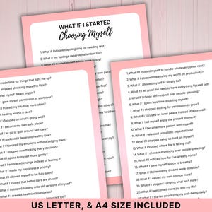 Op de afbeelding: Drie pagina's met roze randen met lijsten met zelfreflectievragen. De bovenste pagina luidt "WHAT IF I STARTED Choosing Myself." De onderkant van de afbeelding luidt "US LETTER, & A4 SIZE INCLUDED."