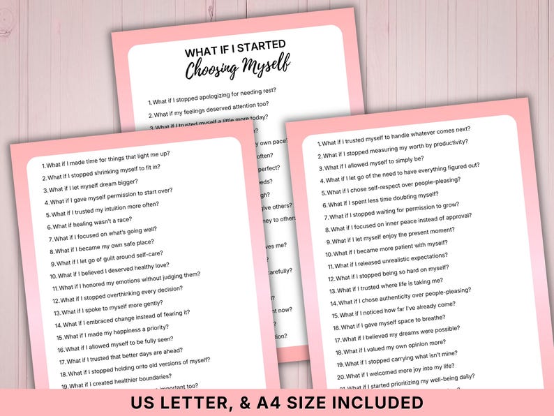 Op de afbeelding: Drie pagina's met roze randen met lijsten met zelfreflectievragen. De bovenste pagina luidt "WHAT IF I STARTED Choosing Myself." De onderkant van de afbeelding luidt "US LETTER, & A4 SIZE INCLUDED."