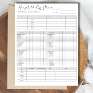 Puede incluir: Una taza de cerámica blanca con un asa negra y el texto "But First, Coffee" en negrita negra. La taza está sobre una superficie de madera. La taza mide aproximadamente 10 cm de alto.