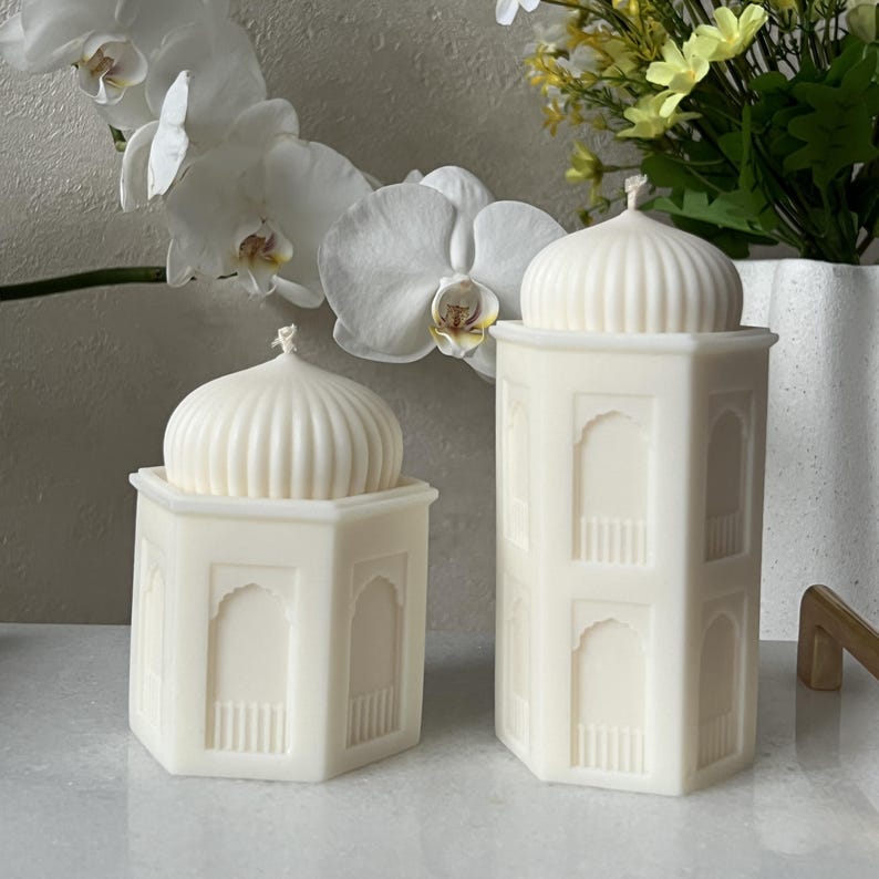 Handgegossenes Ramadan Kerzen Set mit zwei Moschee-Skulpturkerzen aus veganem Rapswachs. Die islamischen Kerzen sind in Naturweiß gehalten und zeigen feine Details orientalischer Architektur mit Kuppel und Fenstern. Ideal als stilvolle Ramadan Deko, islamische Wohnungsdekoration oder als besonderes Eid Geschenk. Die Kerzen wirken minimalistisch, ruhig und elegant und passen perfekt auf Sideboards, Tische oder dekorative Arrangements.