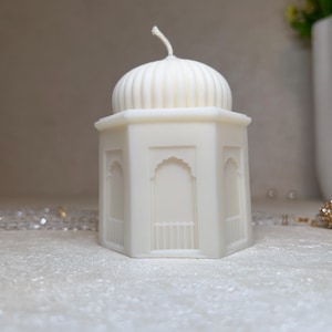 Nahaufnahme einer islamischen Moschee Kerze mit feinen Fensterdetails und Kuppel. Diese handgegossene Ramadan Kerze aus veganem Rapswachs ist duftfrei und bewusst schlicht gehalten. Ideal als ruhige Tischdeko, dekoratives Element für das Zuhause oder als stilvolles islamisches Geschenk. Die Kerze eignet sich besonders für moderne, minimalistische Wohnräume.