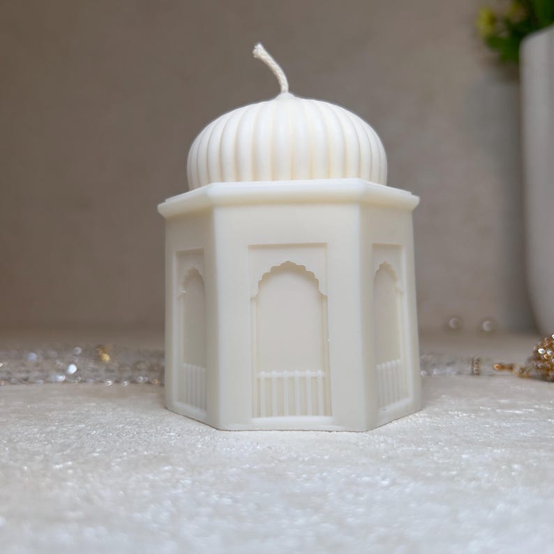 Nahaufnahme einer islamischen Moschee Kerze mit feinen Fensterdetails und Kuppel. Diese handgegossene Ramadan Kerze aus veganem Rapswachs ist duftfrei und bewusst schlicht gehalten. Ideal als ruhige Tischdeko, dekoratives Element für das Zuhause oder als stilvolles islamisches Geschenk. Die Kerze eignet sich besonders für moderne, minimalistische Wohnräume.