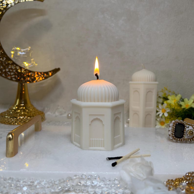 Elegante Präsentation einer Moschee Kerze als Teil eines Ramadan Kerzen Sets. Die Kombination aus natürlichem Wachs, schlichter Farbgebung und orientalischer Architektur macht diese Kerze zu einer zeitlosen islamischen Dekoration. Ideal für festliche Anlässe, Gebetsbereiche oder als besonderes islamisches Geschenk.